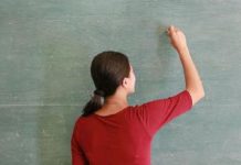 Docent maakt gebruik van krijtbord